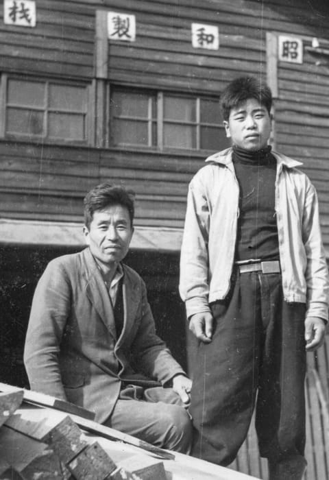 写真：桑野組の昔のスタッフ2人