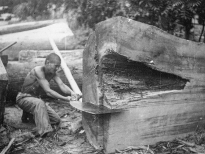 丸太を材木にする作業の様子